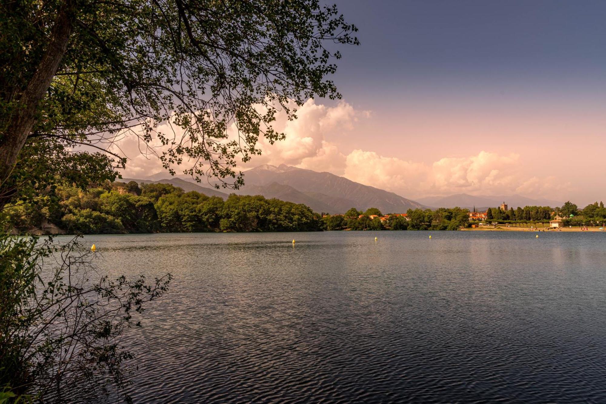 Camping Les Rives Du Lac De Vinca Exterior foto